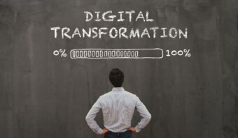 Un hombre parado frente a una pizarra con la palabra transformación digital escrita, ofreciendo orientación a empresas en México.