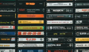 Una colección de cintas de casetes de anuncios memorables apiladas una encima de otra.