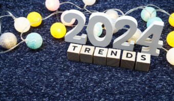 La palabra 2024 es tendencia sobre un fondo azul con luces de colores, cautivando la atención del consumidor.