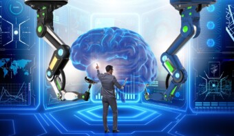 Un hombre con traje está parado frente a un robot equipado con herramientas de inteligencia artificial.