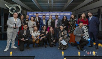 Un grupo de personas posando para una fotografía frente a velas.