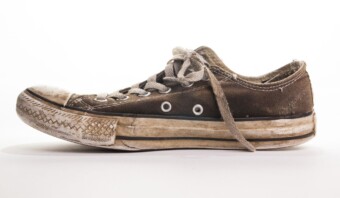 Un par de zapatillas Golden Goose marrones sobre fondo blanco.
