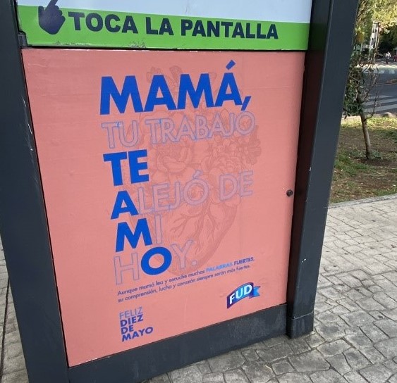 Una parada de autobús con un cartel que dice mama tu trabajo team de hoy.