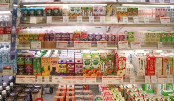 Un estante de comercio electrónico repleto de bebidas y refrescos.