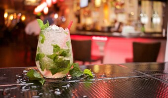 Una bebida alcohólica refrescante en la barra.