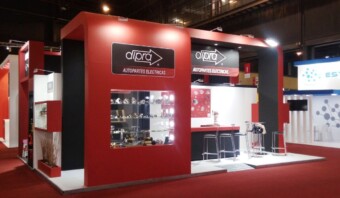 Un stand de feria con una combinación de colores rojo y blanco, diseñado para audiencias globales.
