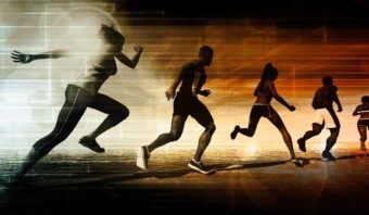 Siluetas de personas corriendo en poses dinámicas, con líneas en el fondo que transmiten velocidad y movimiento. La imagen, perfecta para marketing deportivo, tiene un degradado de claro a oscuro, enfatizando la acción.