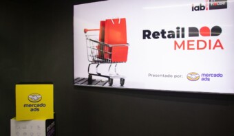 Una pantalla muestra "Retail Media" con un carrito de compras y bolsas rojas, presentadas por Mercado Ads. Un logotipo de iab adorna la esquina superior derecha. Debajo hay un recuadro amarillo que muestra el logotipo de Mercado Ads.