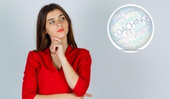 Una mujer con una camisa roja posa pensativa con la mano en la barbilla. A su derecha hay una esfera con palabras relacionadas con el coaching y los negocios escritas en ella.