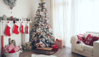 Un árbol de Navidad con regalos y un trineo dan vida a la magia de la Navidad.
