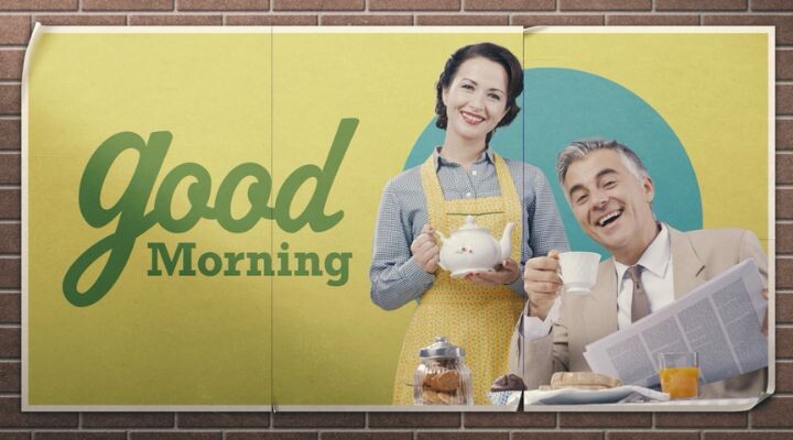 Una mujer con delantal sirve té mientras un hombre de traje sonríe, sosteniendo una taza y un periódico. "Buenos días" aparece sobre un fondo amarillo, creando un anuncio alegre, perfecto para empezar el día.