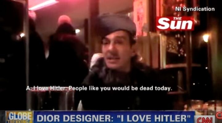 Se muestra a una persona en un entorno poco iluminado que lleva una boina, con un subtítulo que indica que está haciendo comentarios ofensivos. El texto superpuesto dice: "DISEÑADOR DE DIOR: 'AMO A HITLER'" y la pantalla indica la cobertura de CNN, lo que causa un grave daño a la reputación de marca de Dior.