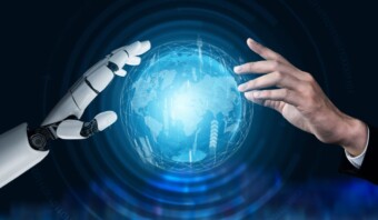 Una mano robótica y una mano humana se extienden hacia un globo digital brillante, simbolizando la tecnología y la interacción humana.