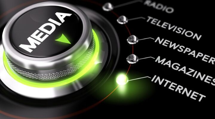 Primer plano de un panel de control de medios con un dial configurado en "Medios" y opciones como radio, televisión, periódicos, revistas e Internet, este último resaltado para su estrategia de medios de fin de año.