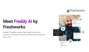 Un hombre sonríe en un anuncio de Freddy AI de Freshworks, que muestra funciones revolucionarias de inteligencia artificial que mejoran las experiencias de los clientes y los empleados.