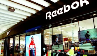 La tienda Reebok en Outlet Puebla Premier cuenta con maniquíes con ropa deportiva dinámica, carteles grandes y una iluminación interior vibrante.