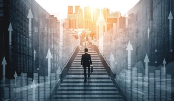 Una de cada tres marcas está representada por una persona con traje subiendo las escaleras hacia el horizonte de una ciudad al atardecer, con flechas hacia arriba y gráficos de barras superpuestos, que simbolizan bellamente el crecimiento.