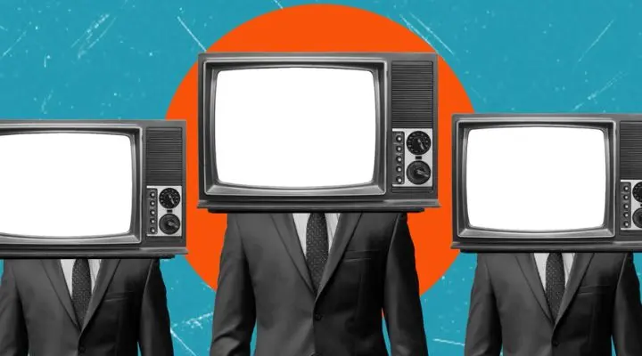 Tres figuras vestidas con trajes y pantallas de televisión en lugar de cabezas se encuentran en medio de una dinámica mezcla de medios, resaltada por un fondo azul y un círculo naranja.
