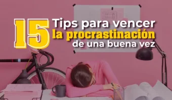 Una persona con la cabeza apoyada sobre un escritorio, rodeada de papeles y una lámpara, se sienta junto a una bicicleta. El texto superpuesto ofrece valiosos consejos para superar la procrastinación.
