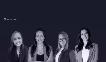 Cuatro mujeres vestidas con ropa profesional se encuentran de pie una al lado de la otra sobre un fondo oscuro. El logotipo de Seedtag se muestra en la esquina superior izquierda. Sus expresiones seguras reflejan su experiencia en el contexto publicitario.