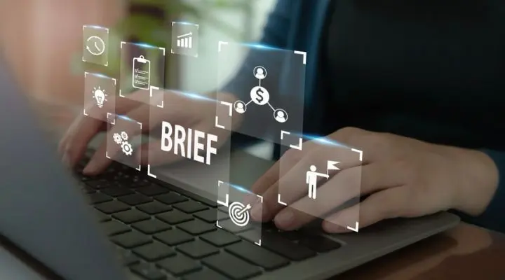 Manos escribiendo en un teclado portátil con íconos digitales flotantes relacionados con conceptos comerciales como resumen, objetivo, redes y publicidad.