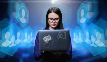 Mujer con gafas usando una computadora portátil que muestra "IA", rodeada de íconos de siluetas humanas sobre un fondo digital.
