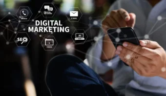 Persona que usa un teléfono inteligente con íconos de marketing digital flotando cerca, incluidos símbolos de SEO, video, correo electrónico y redes sociales.