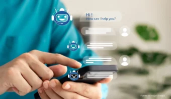 Una persona interactúa con un chatbot en un teléfono inteligente, mostrando una conversación con IA.