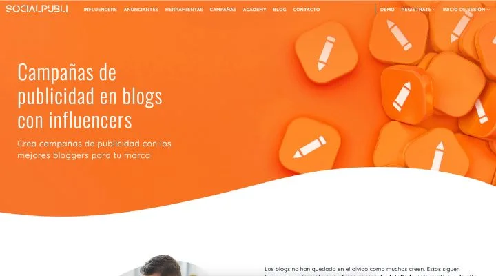 La página de inicio del sitio web presenta un diseño de temática naranja que ofrece campañas publicitarias y oportunidades de publicación de artículos invitados en blogs con influencers. Incluye un menú de navegación superior y un fondo adornado con formas abstractas e íconos.