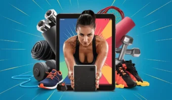 Una mujer se ejercita frente a una tableta rodeada de mancuernas, zapatillas, una cuerda para saltar y una esterilla de yoga sobre un fondo azul con líneas dinámicas.