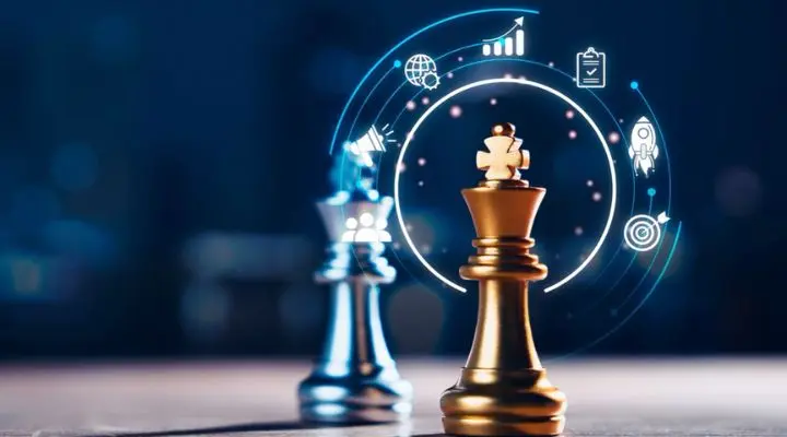 Una pieza de ajedrez de oro se destaca con íconos de negocios digitales superpuestos sobre ella, lo que representa la destreza estratégica necesaria para seleccionar medios de manera efectiva. En el fondo, un rey plateado se ve suavemente difuminado, lo que sugiere decisiones que aún deben tomarse.