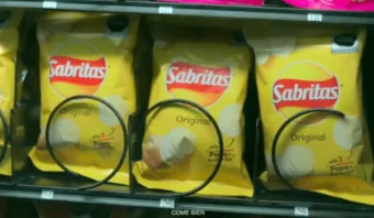 Bolsas de patatas fritas Sabritas Original se exhiben en una máquina expendedora.