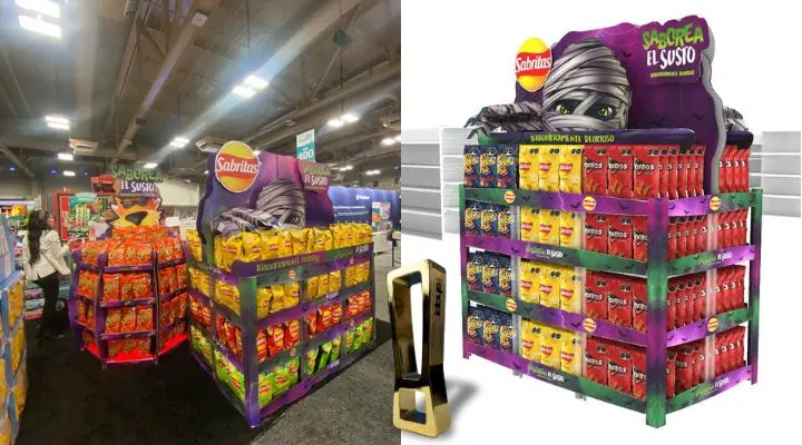 Obtener un shop en la feria comercial que cuenta con una vibrante exhibición de bocadillos con una variedad de papas fritas en envases coloridos.