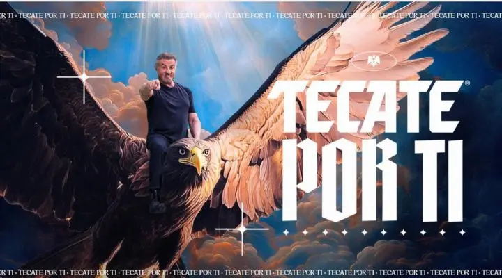 Un hombre se eleva por el cielo en una majestuosa águila gigante, con las palabras "Tecate Por Ti" estampadas audazmente, capturando el espíritu de aventura.