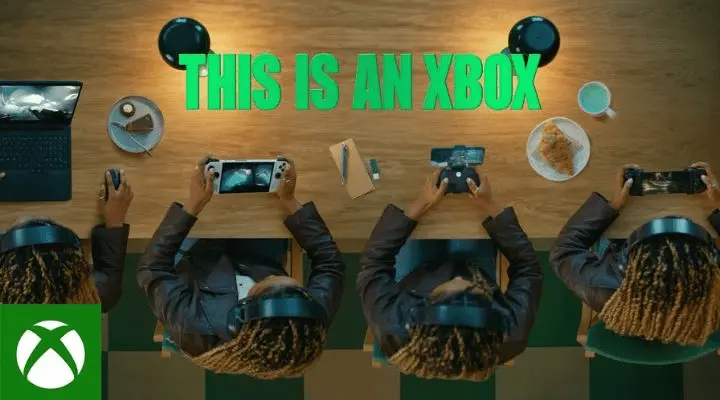 Cuatro personas se sientan en una mesa, cada una usando diferentes dispositivos para jugar juegos de Xbox, mostrando el espíritu de la "guerra de consolas". Se ven una computadora portátil, un dispositivo portátil, una tableta y un teléfono. El texto dice "ESTA ES UNA XBOX", con el logotipo de Xbox en la esquina.