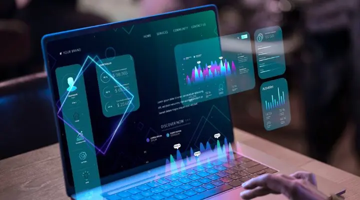 Interfaz futurista con gráficos holográficos y pantallas de datos proyectadas sobre una computadora portátil, que muestran gráficos, perfiles de usuario y análisis en un espacio de la inmediatez digital.