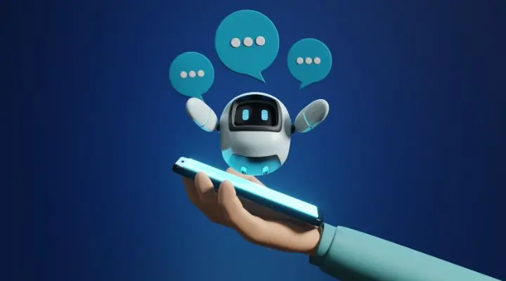Una mano sostiene un teléfono inteligente mientras un pequeño robot con burbujas de diálogo flota sobre él, representando la comunicación digital o un chatbot.