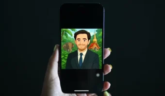 Una mano sostiene un teléfono inteligente que muestra una imagen de dibujos animados de un hombre sonriente con traje, frente a un fondo de árboles y una pagoda.