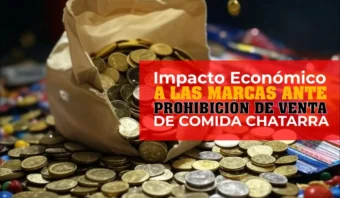 Una bolsa derrama monedas sobre una superficie con un texto superpuesto: "Impacto Económico a las Marcas ante Prohibición de Venta de Comida Chatarra.