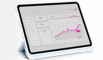 Una tableta muestra un tablero con métricas del usuario, enfatizando la data readiness a través de gráficos, estadísticas y pestañas de navegación sobre un fondo blanco.