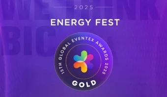 Pancarta del Energy Fest 2025 con un emblema circular que dice "15th Global Eventex Awards 2025 Gold" sobre un fondo violeta, celebrando la excelencia en los renombrados Premios Eventex.