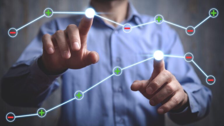 Una persona con camisa azul interactúa con un gráfico digital que compara el comercio asistido y el directo, con símbolos de más y menos conectados por líneas.